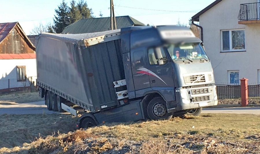 Kierowca ciężarówki zablokował drogę za rzeką w Kolbuszowej Górnej  - Zdjęcie główne