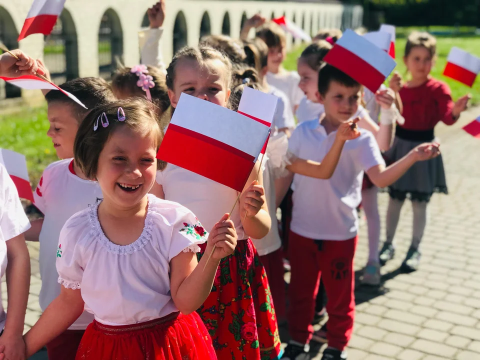 Przedszkolaki z Chorzelowa uczciły Dzień Flagi [ZDJĘCIA] - Zdjęcie główne