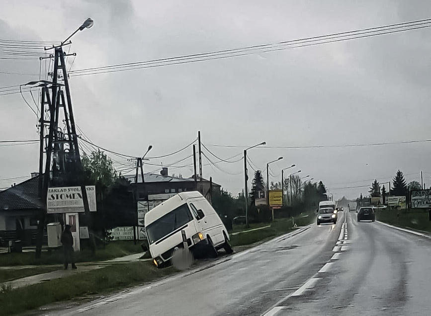 Samochód dostawczy w rowie! - Zdjęcie główne