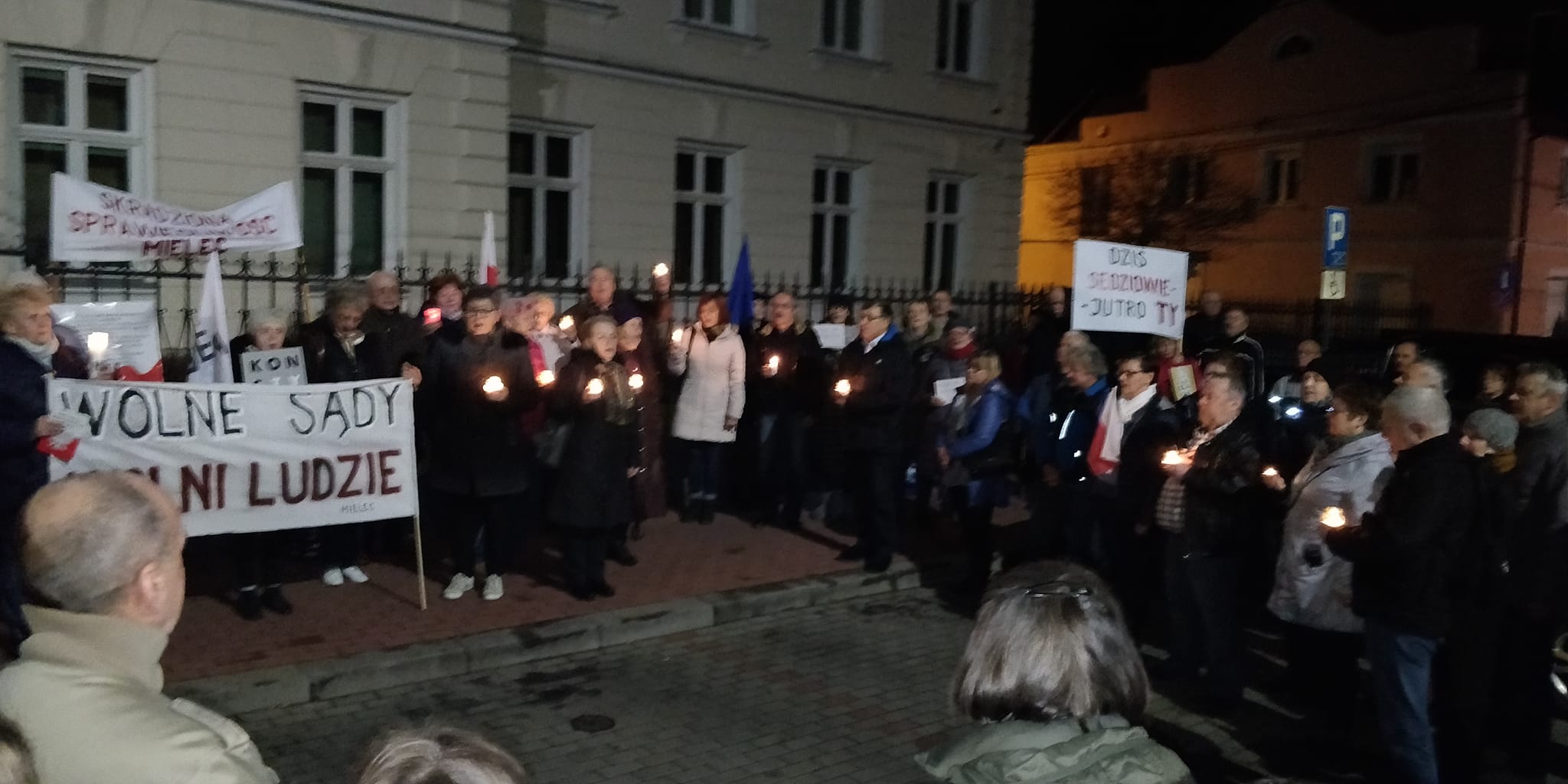 Mielczanie pod mieleckim sądem. Brali udział w ogólnopolskiej akcji  - Zdjęcie główne