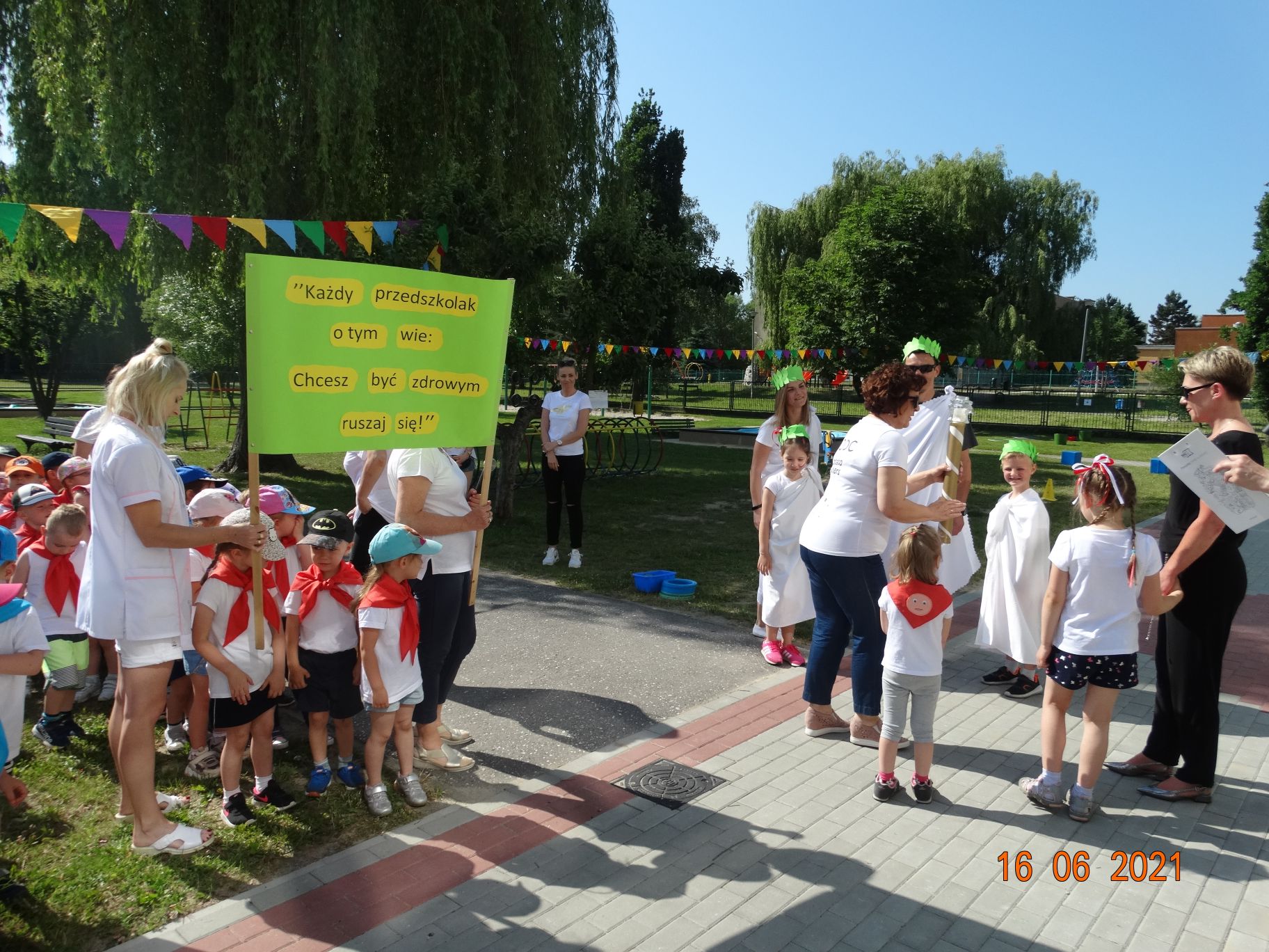 Przedszkola Miejskiego Nr 8 w Mielcu zorganizowały własną ,,Ósemeczkową Olimpiadę Sportową''.