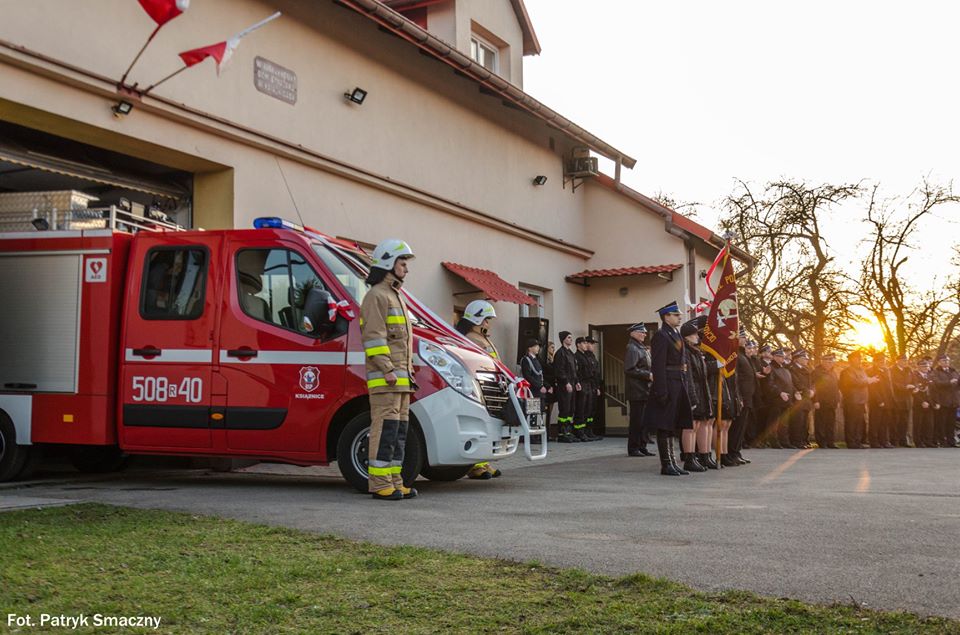 Uroczyste poświęcenie oraz przekazanie nowego samochodu strażackiego dla OSP Książnice [FOTO] - Zdjęcie główne