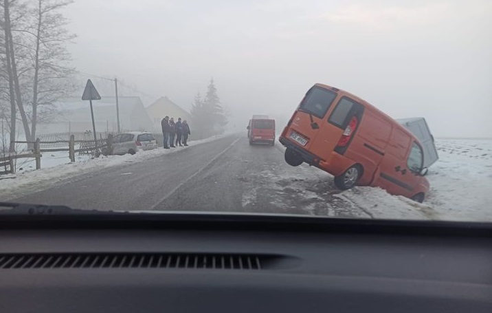 Na ulicach i chodnikach szklanka! W powiecie seria zdarzeń drogowych - Zdjęcie główne