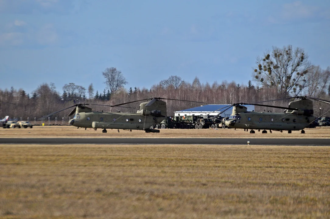 Dwa śmigłowce CH-47 Chinook wyleciały z Mielca do Rzeszowa - Zdjęcie główne