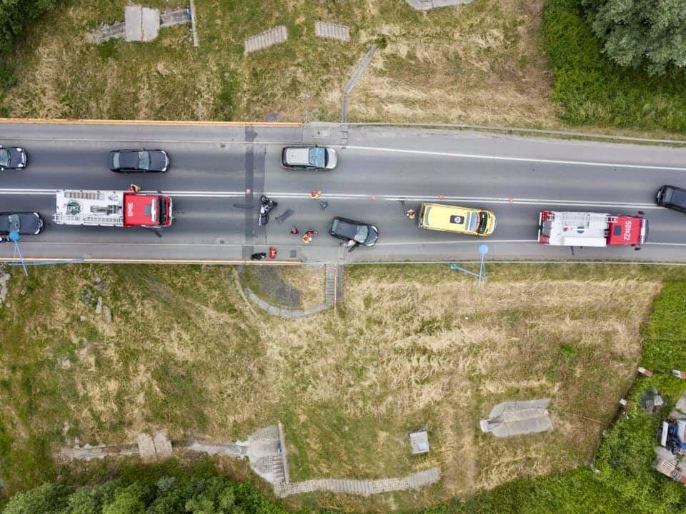 Motocykl i samochód. Zderzenie na moście - Zdjęcie główne