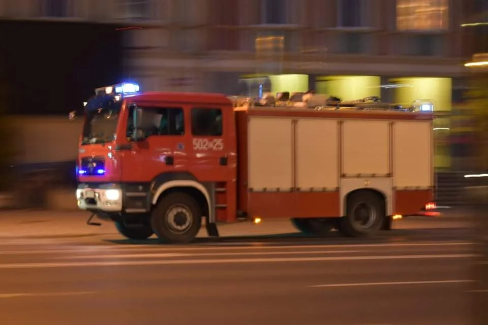 Zderzenie motocykla i samochodu. Utrudnienia na ulicy Sienkiewicza w Mielcu - Zdjęcie główne