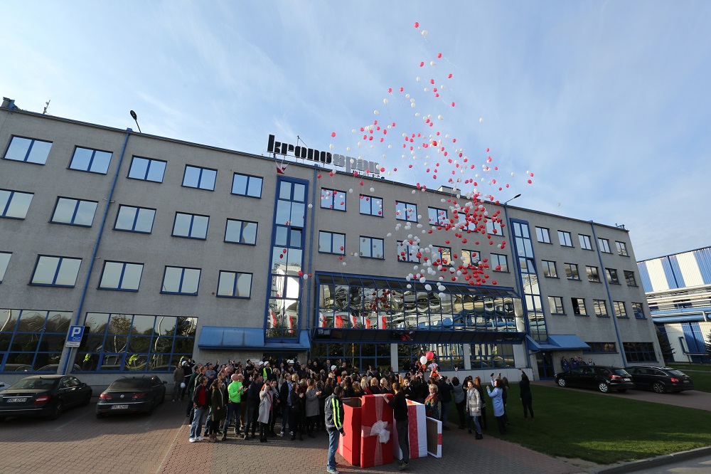 Dyrekcja i pracownicy Kronospan Mielec postanowili uczcić 100-lecie Niepodległości Polski wypuszczając w niebo 400 biało – czerwonych balonów - Zdjęcie główne