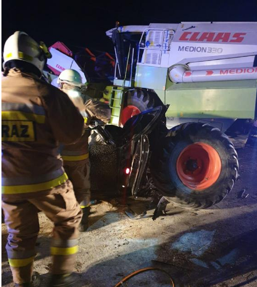 Region: Koszmarny wypadek pod Tarnowem. Samochód wjechał w kombajn - Zdjęcie główne