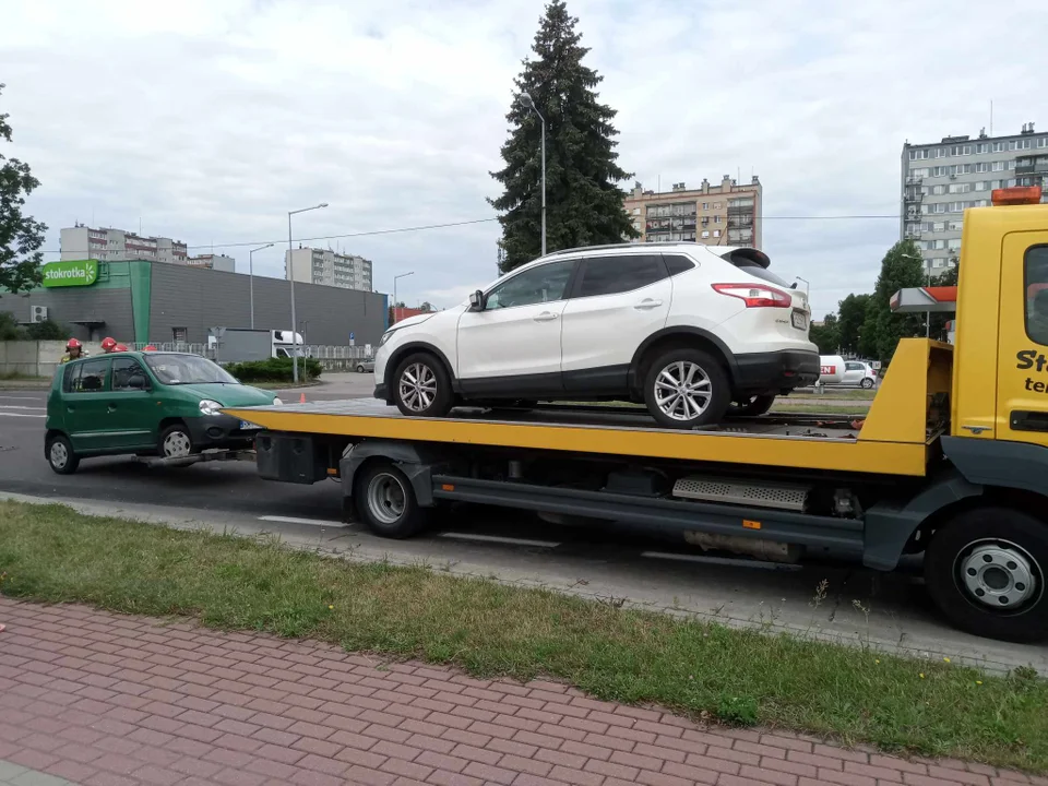 Zderzenie dwóch samochodów osobowych na ul. Sienkiewicza. Na miejscu utrudnienia - Zdjęcie główne