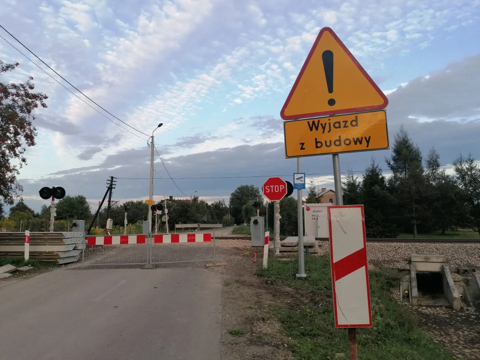 Zamykane przejścia kolejowe w Chorzelowie, Maliniu czy Tuszowie. Mieszkańcy narzekają, a PKP tłumaczy - Zdjęcie główne
