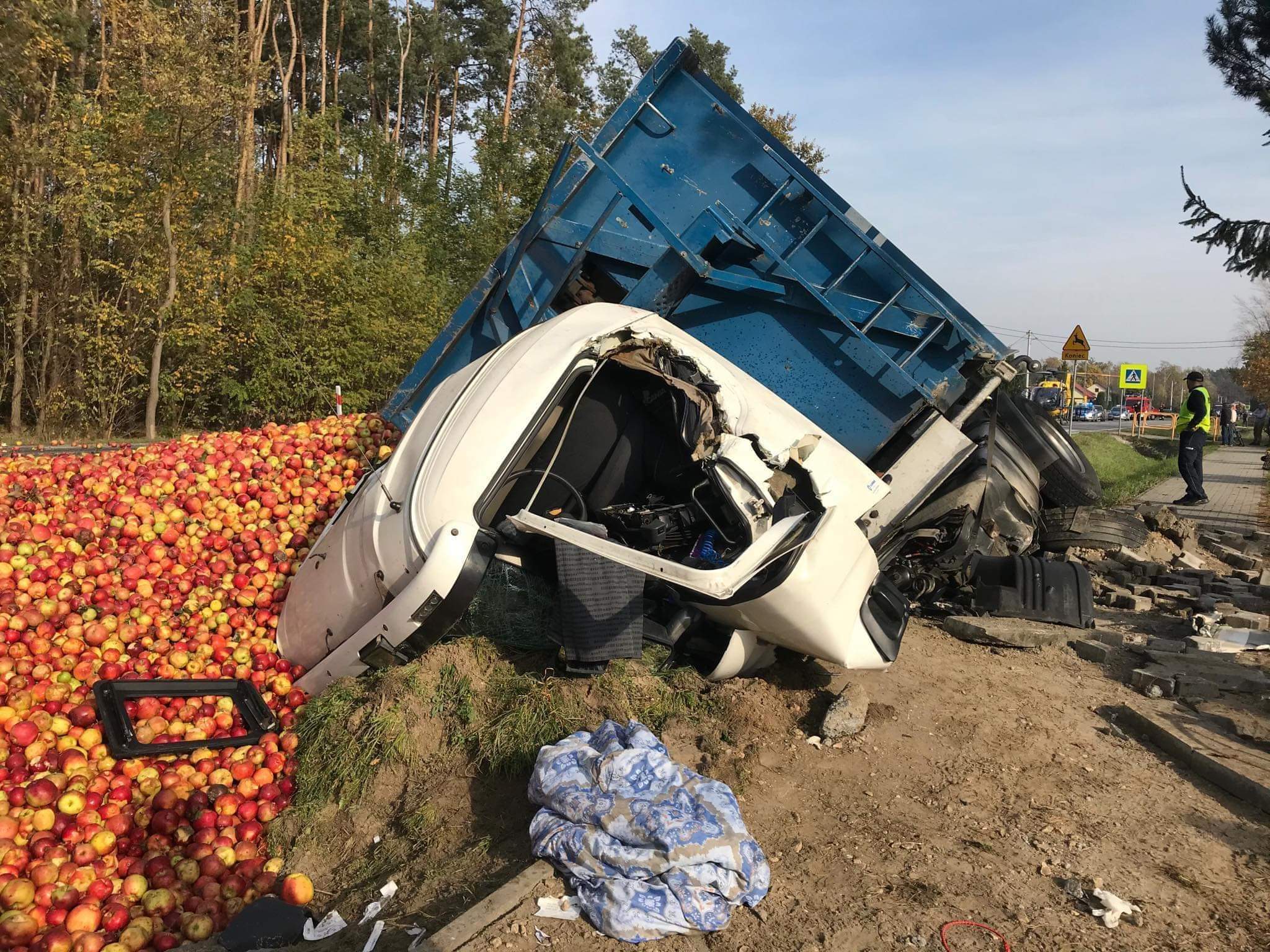 Zderzenie dwóch samochodów, jabłka na drodze!  - Zdjęcie główne