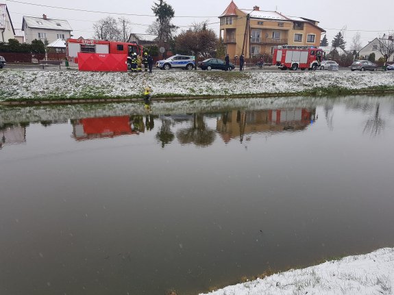 Zwłoki znalezione w stawie w Szczucinie - Zdjęcie główne