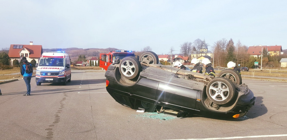 Z PODKARPACIA. BMW kręciło "bączki" - zakończyło dachowaniem [FOTO] - Zdjęcie główne