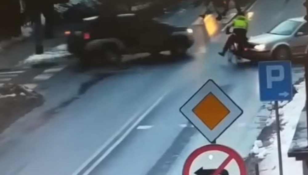O krok od tragedii. Mężczyzna wjechał na skrzyżowanie na czerwonym świetle [VIDEO]  - Zdjęcie główne