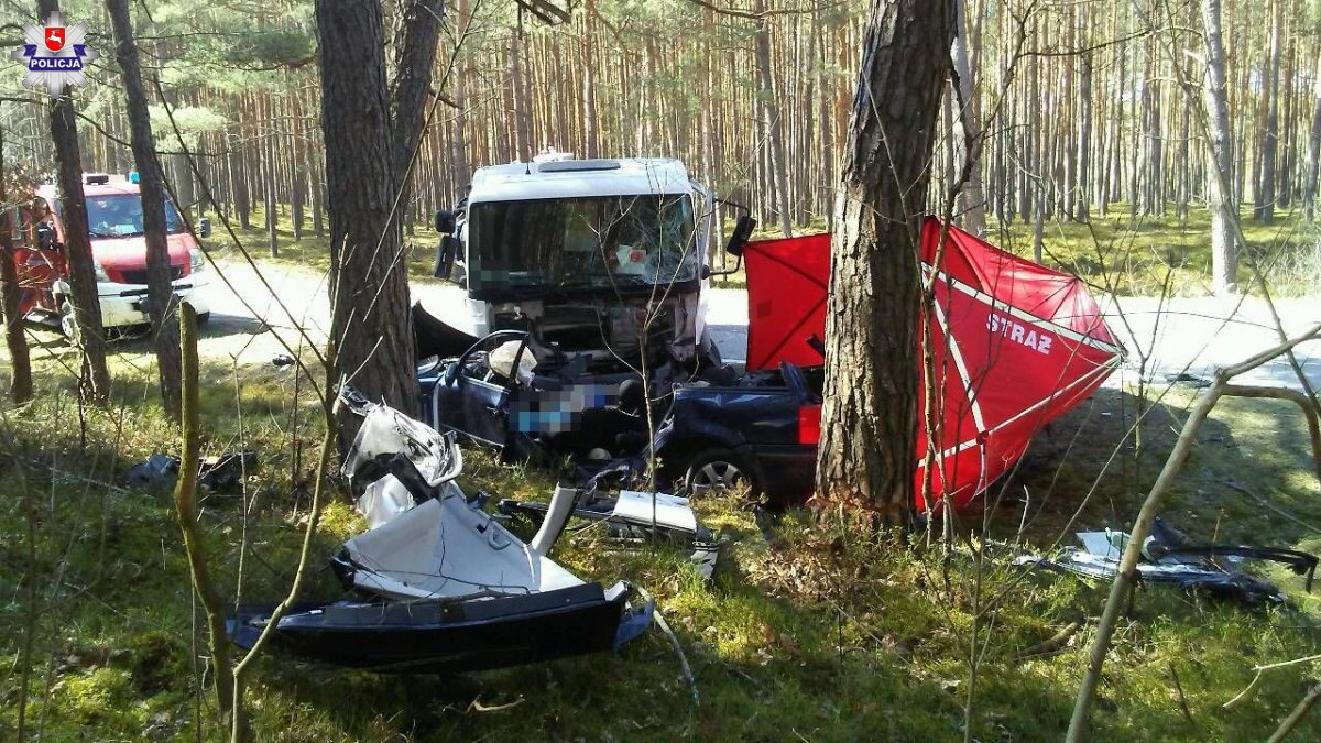 Z LUBELSKIEGO. Volkswagen wpadł pod TIR-a. Zginęły trzy osoby z Podkarpacia [FOTO] - Zdjęcie główne