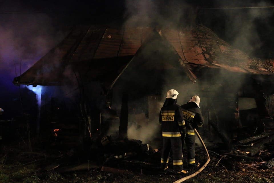 Podkarpackie. Pożar pustostanu z niewybuchami w środku - Zdjęcie główne