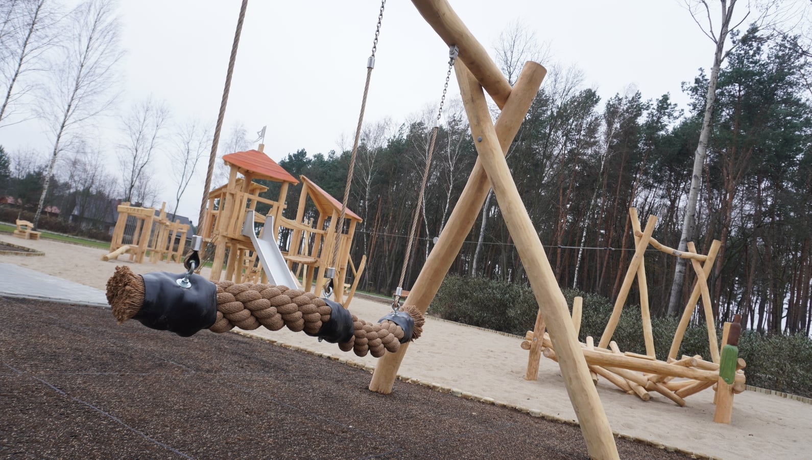 W Mielcu na wysypisku śmieci powstał plac zabaw - Zdjęcie główne