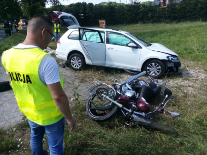 Region. Volkswagen zderzył się z motorem. Motocyklista zginął [FOTO] - Zdjęcie główne