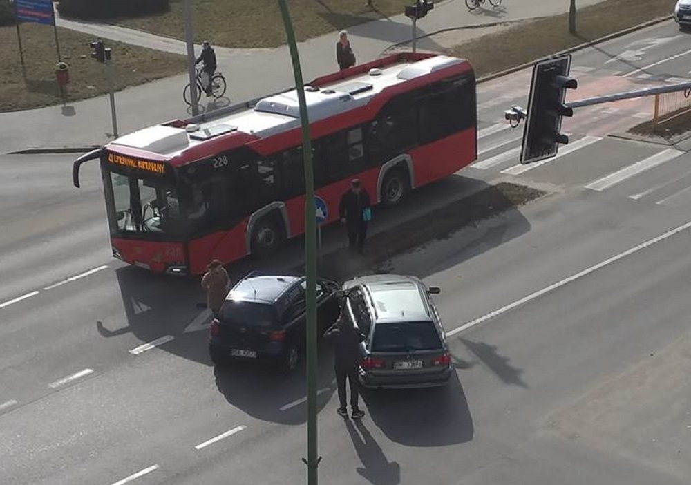 Zderzenie Toyoty z BMW na Niepodległości w Mielcu - Zdjęcie główne