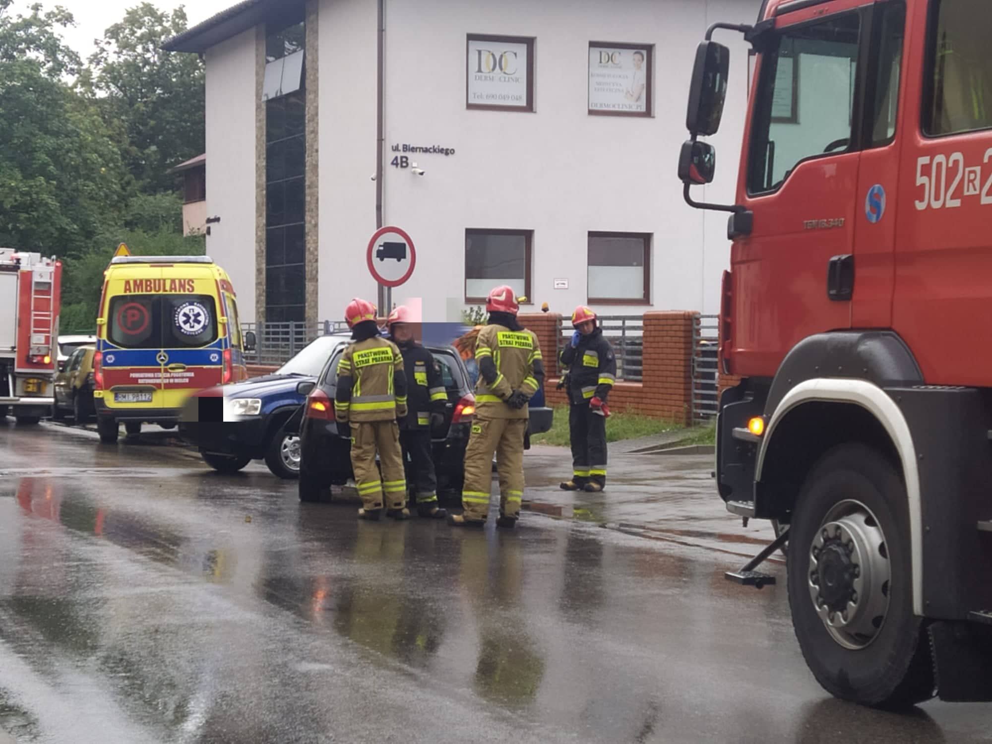 UTRUDNIENIA na Biernackiego! Strażacy kierują ruchem [ZDJĘCIA]