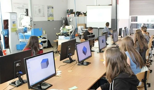 PZL Mielec przekazuje komputery dla lokalnych szkół i stowarzyszeń - Zdjęcie główne