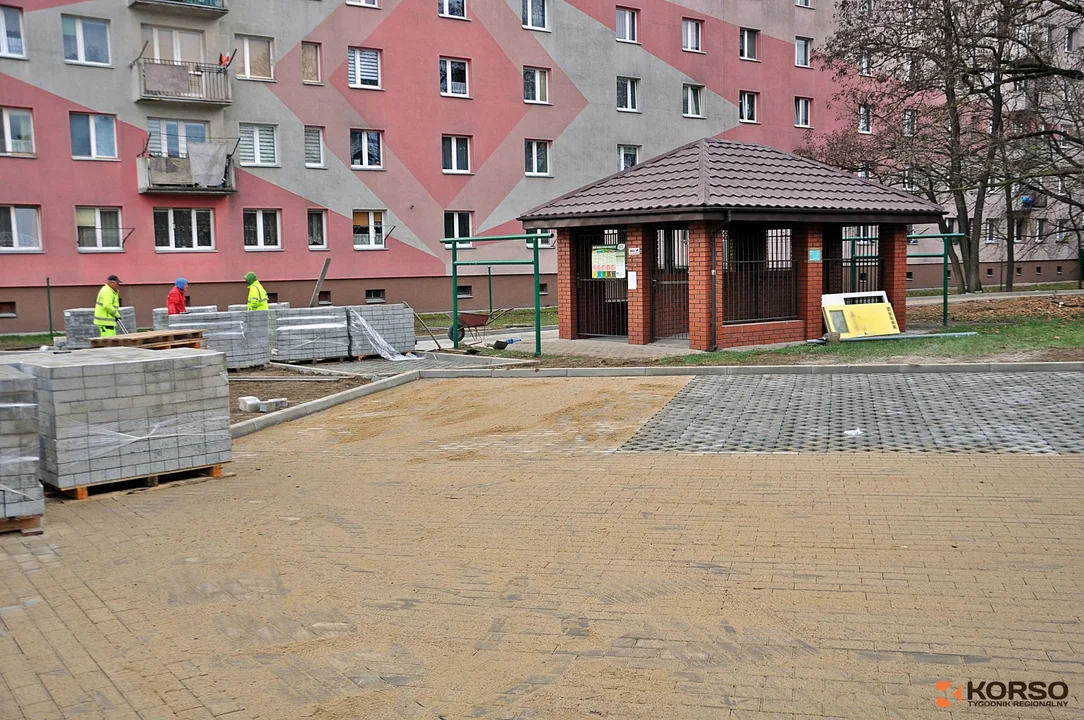 Dzięki interwencji KORSO mieszkańcy bloków przy ulicy Biernackiego w Mielcu mają porządny parking [SYGNAŁY CZYTELNIKÓW] - Zdjęcie główne
