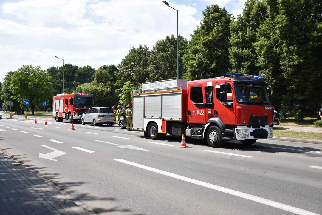 Kolizja na ul. Wolności w Mielcu. Zderzenie trzech samochodów - Zdjęcie główne