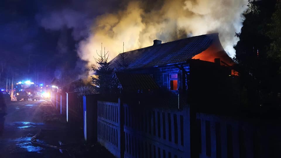 Rodzina straciła dom w pożarze. Radny powiatowy pomaga - Zdjęcie główne