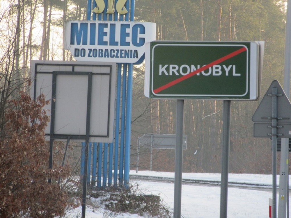 "Kronobyl" zamiast Mielca. Ktoś zakleił tablice informacyjne miasta - Zdjęcie główne