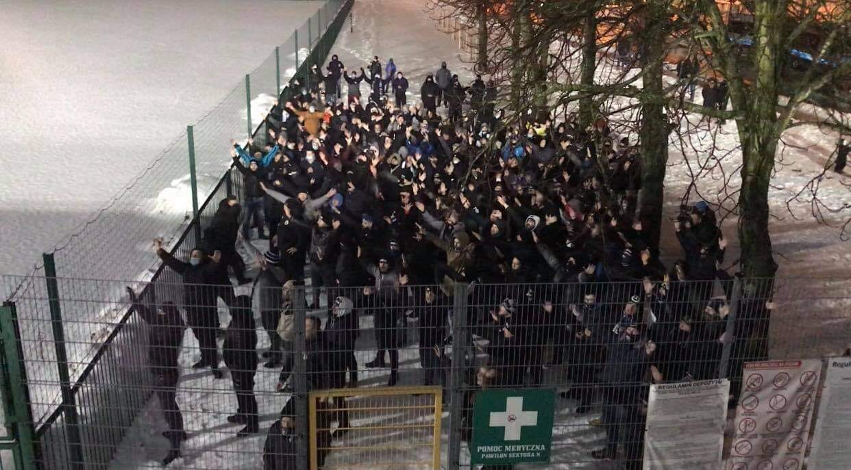 Kibice zgromadzili się pod stadionem. Interweniowała policja - Zdjęcie główne