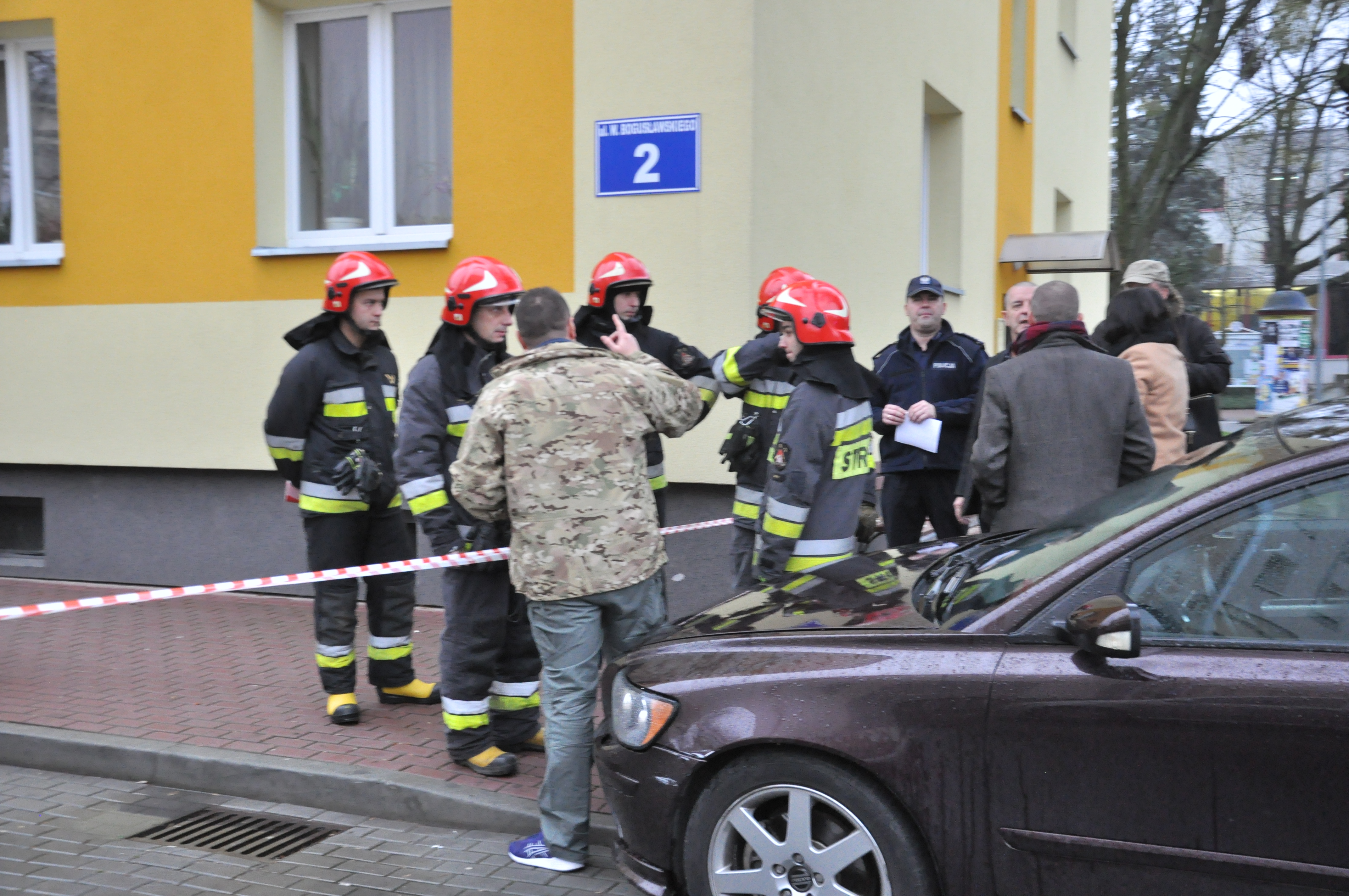 Zagrożenie minęło. Urządzenie przypominające ładunek wybuchowy zostało odczepione od samochodu. Wstępnie: To urządzenie elektroniczne. - Zdjęcie główne