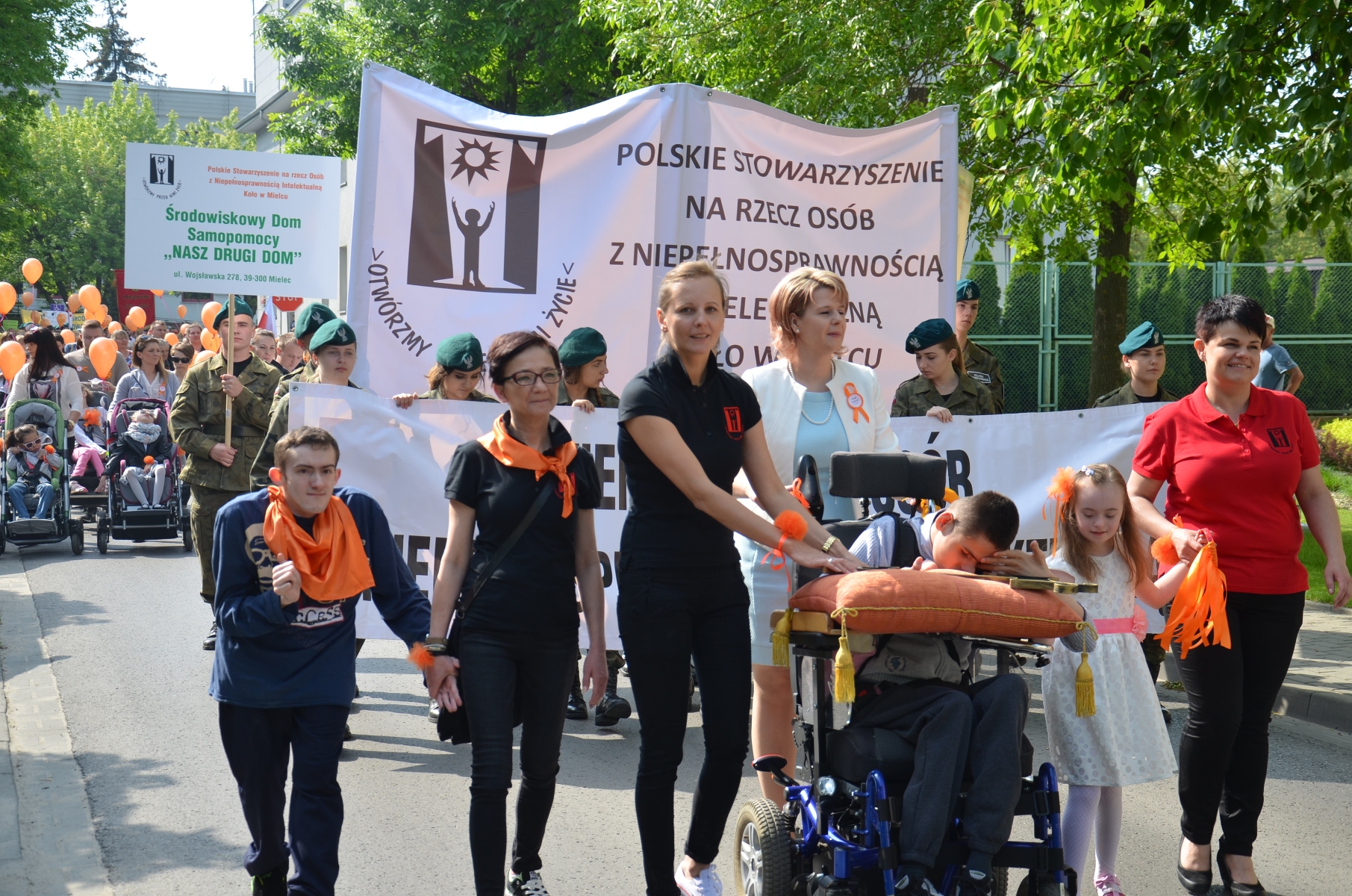 [FOTO] Mielec solidarny z niepełnosprawnymi - Zdjęcie główne