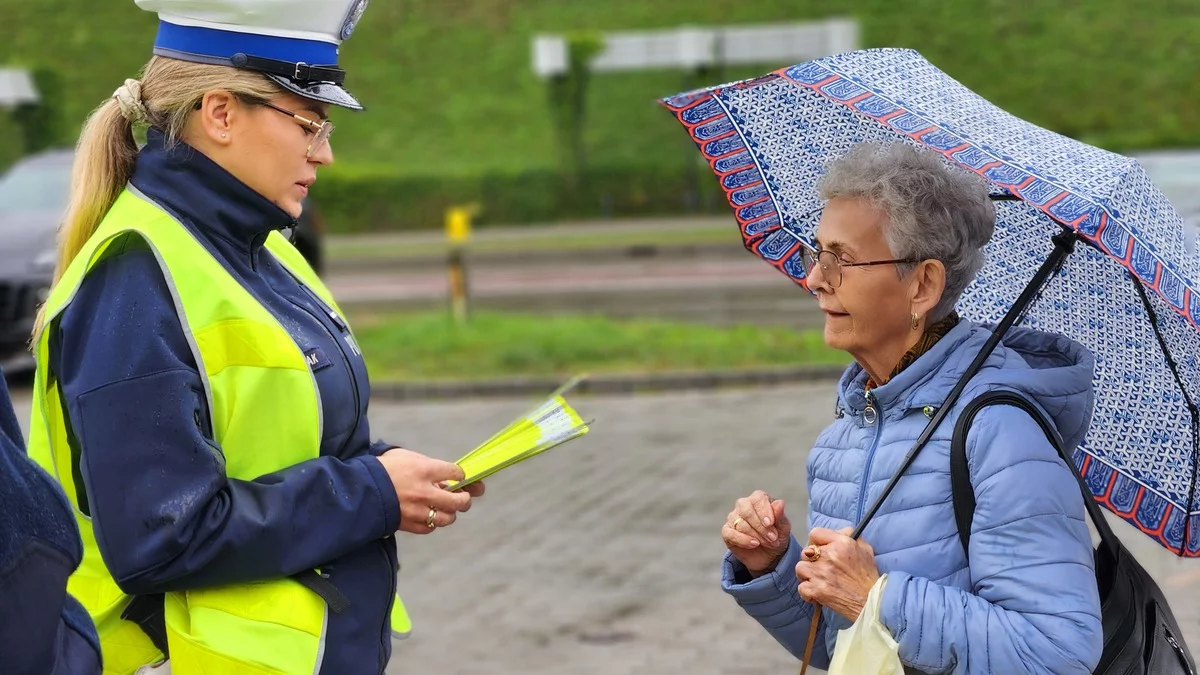 Jesień na drogach. Zadbaj o bezpieczeństwo dzięki odblaskom [ZDJĘCIA] - Zdjęcie główne