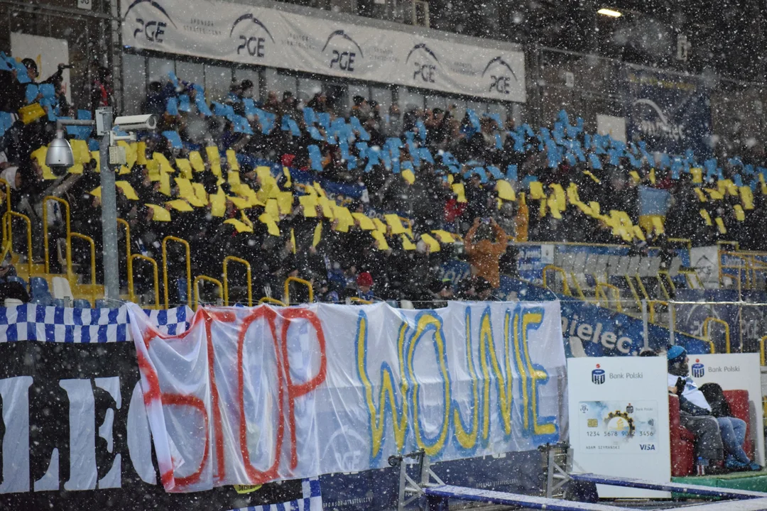 Na trybunach pojawiła się flaga Ukrainy. Zobaczcie zdjęcia kibiców z meczu Stali z Jagiellonią [ZDJĘCIA] - Zdjęcie główne