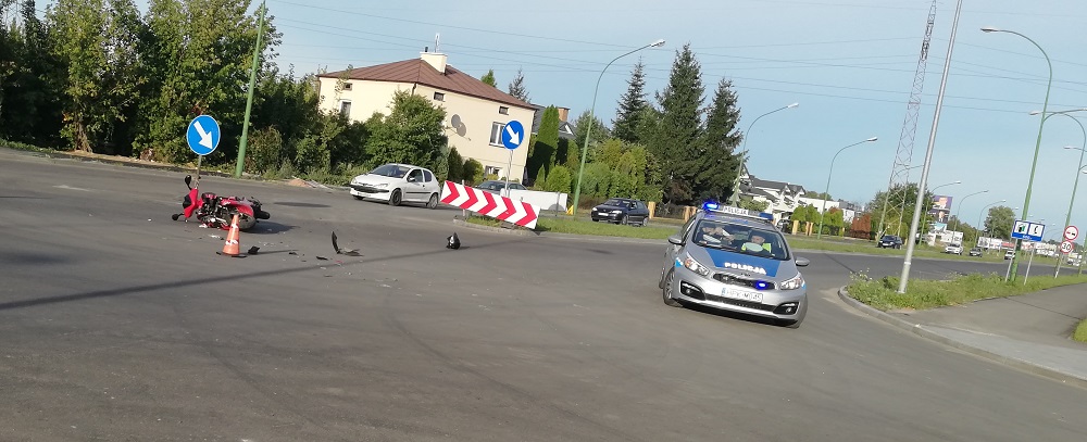 Potrącenie motorowerzysty przez samochód na Alei Kwiatkowskiego - Zdjęcie główne