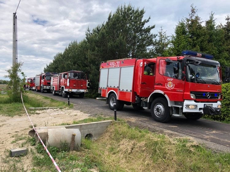 Uszkodzone przyłącze gazowe. Strażacy w akcji  - Zdjęcie główne