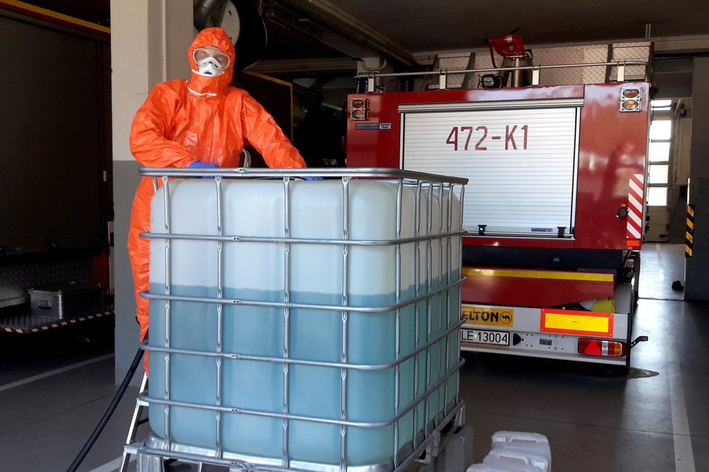 Strażaccy chemicy przygotowali ponad 700 litrów preparatu do dezynfekcji [FOTO] - Zdjęcie główne