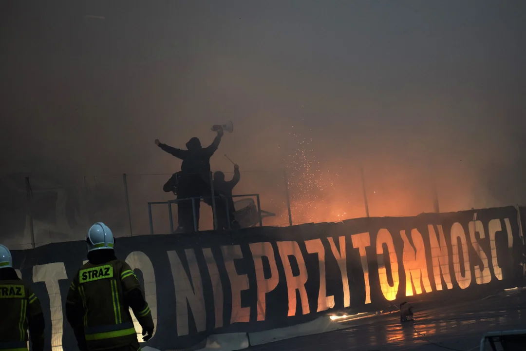 Oprawa kibiców Stali podczas meczu z Cracovią [ZDJĘCIA,VIDEO] - Zdjęcie główne