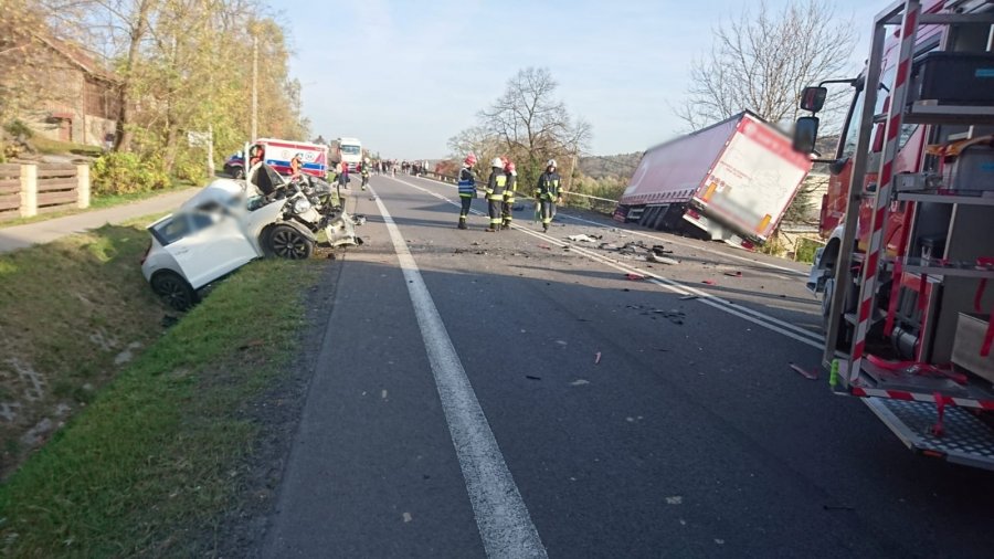 Tragiczne czołowe zderzenie. Nie żyje kobieta - Zdjęcie główne