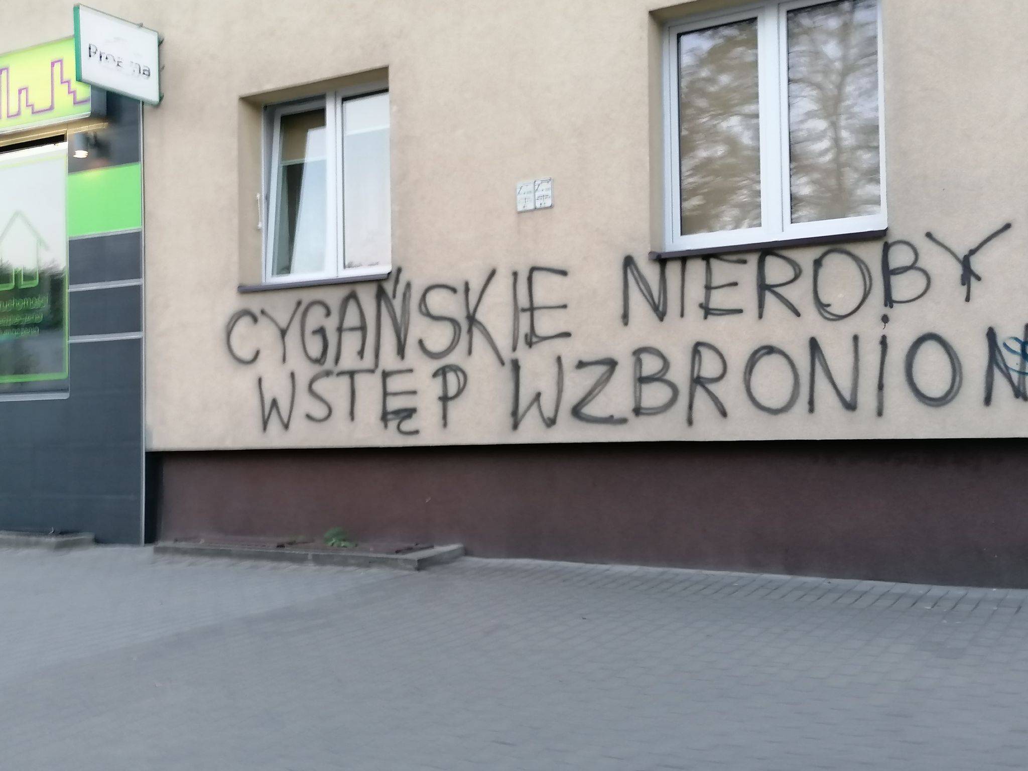 Nikt nic nie widział. Elewacja budynków zdewastowana - Zdjęcie główne