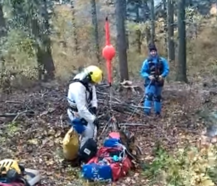 Podkarpacie. Gałąź przygniotła mężczyznę. Wezwano śmigłowiec [VIDEO] - Zdjęcie główne