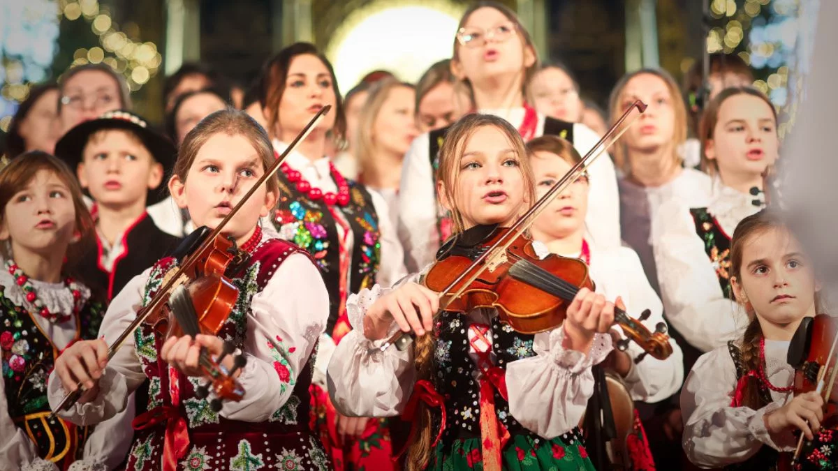 Głos Beskidu zabrzmiał w Chorzelowie – świąteczne kolędowanie na najwyższym poziomie [ZDJĘCIA] - Zdjęcie główne