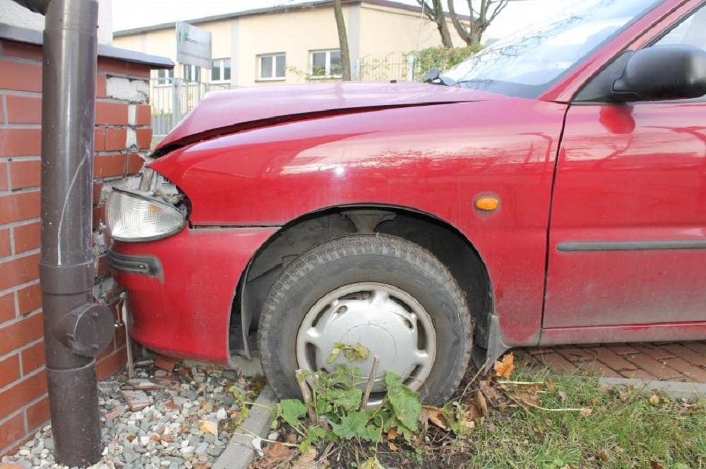 19-letni kierowca BMW wjechał i znacznie uszkodził mur przy Jana Pawła II w Mielcu. - Zdjęcie główne