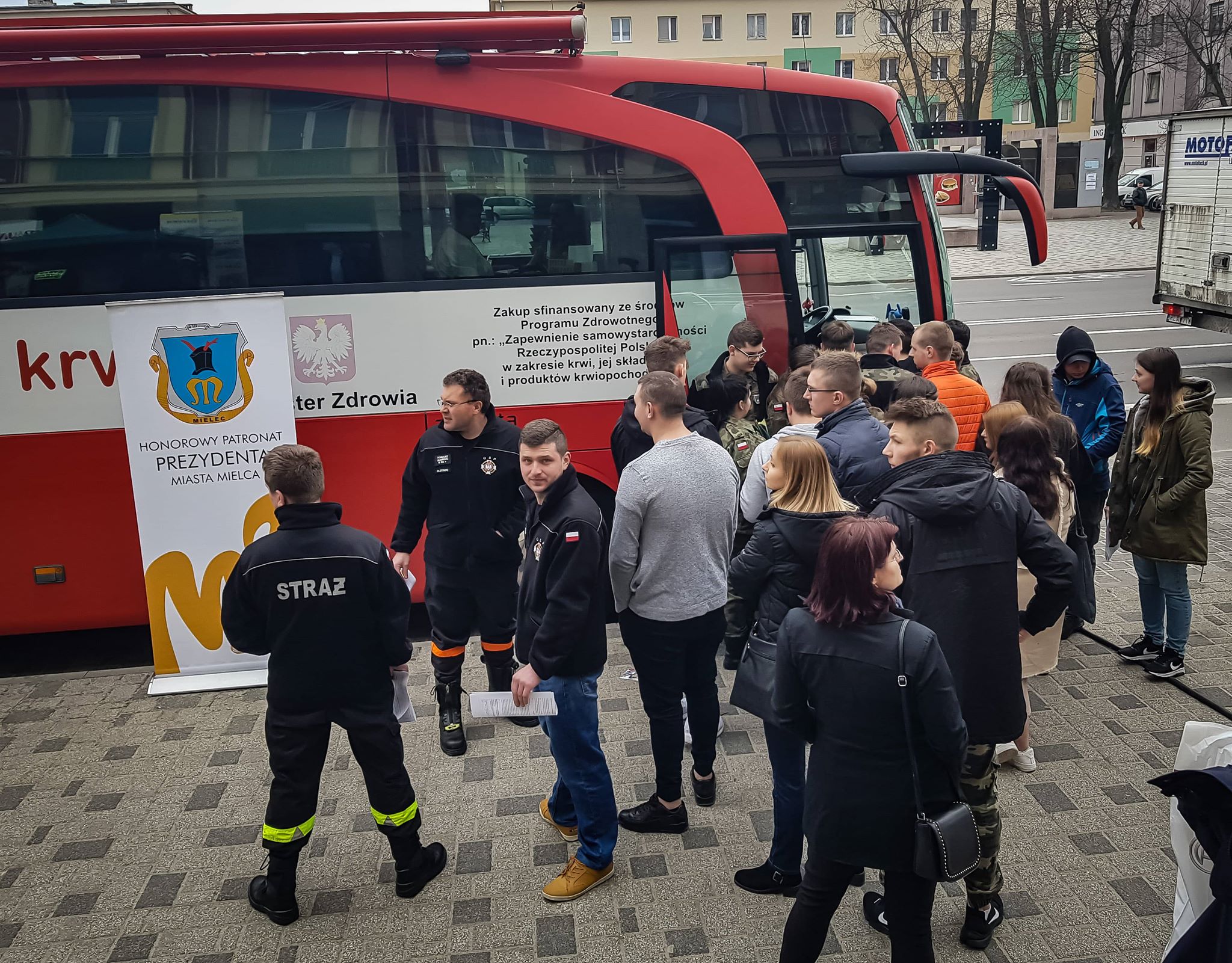 Dziś w centrum Mielca można oddać krew! Ruszyła akcja krwiodawstwa "SpoKREWnieni Służbą" [FOTO] - Zdjęcie główne