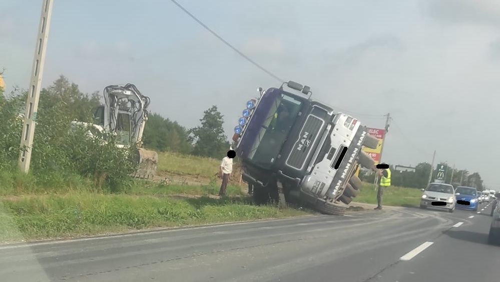 Ciężarówka na boku. Uwaga kierowcy - Zdjęcie główne