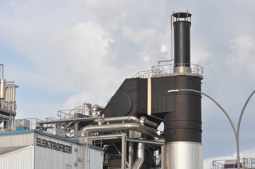 Minister Środowiska stwierdził, że pozwolenie wydane przez Marszałka nie tylko zwiększa moc nominalną fabryki Kronospanu, ale też zwiększy emisje niektórych substancji. - Zdjęcie główne