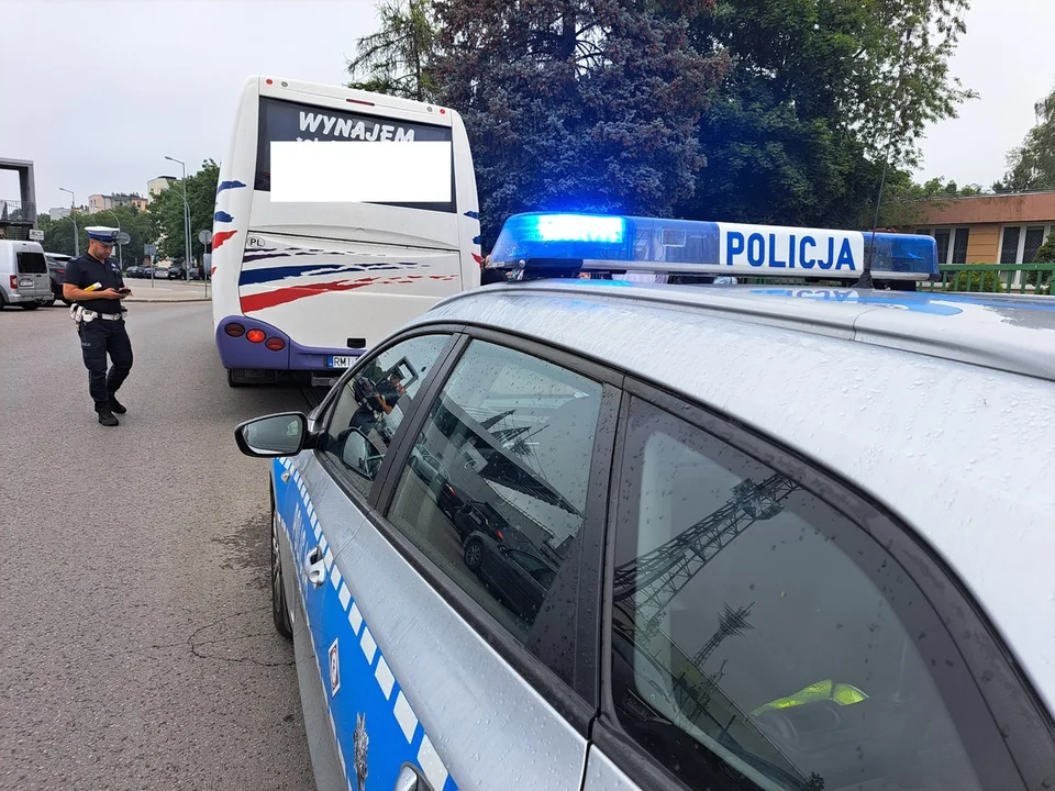 Policjanci kontrolują autobusy, którymi dzieci jadą na wycieczki [ZDJĘCIA] - Zdjęcie główne