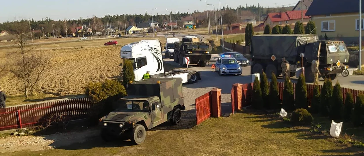 Ławnica. Kolizja amerykańskiego wojskowego pojazdu z ciężarówką - Zdjęcie główne