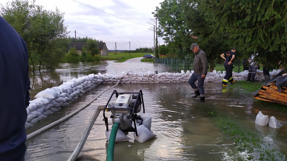 RZEKA wystąpiła z koryta! ZALANE posesje w Dulczy - Zdjęcie główne