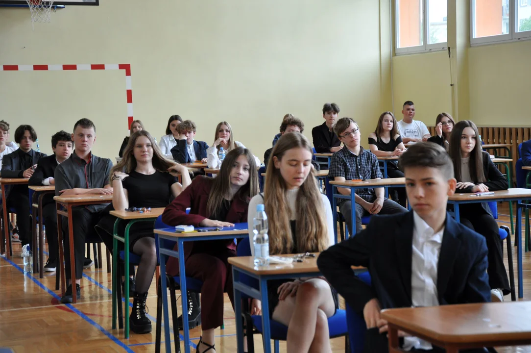 Egzamin ósmoklasisty 2022. Uczniowie z mieleckiej ósemki rozpoczęli testy [ZDJĘCIA] - Zdjęcie główne